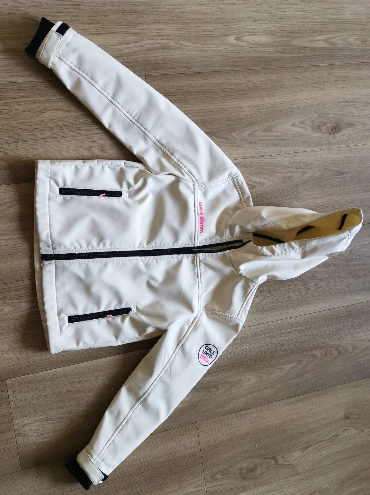 Softshell jas off-white maat 134, Meisje, Ophalen of Verzenden, Zo goed als nieuw, Page one young
