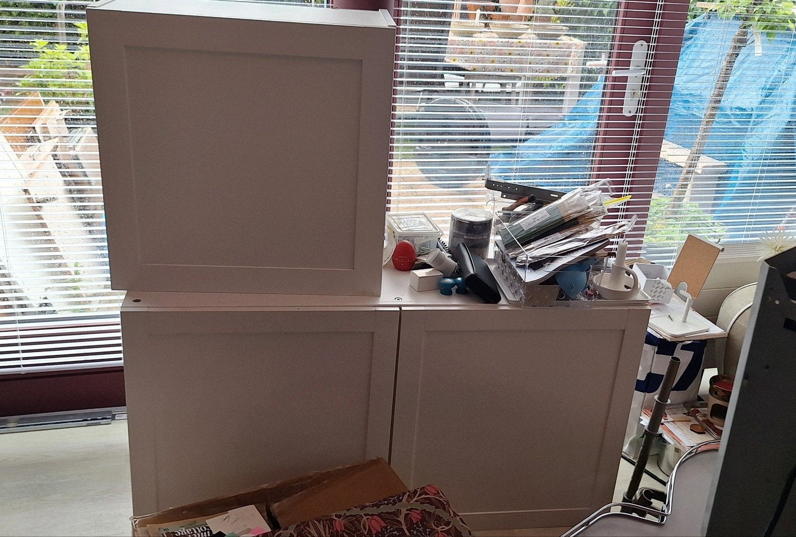 Enhet en Besta Ikea kasten met planken en hanviken deuren, Ophalen