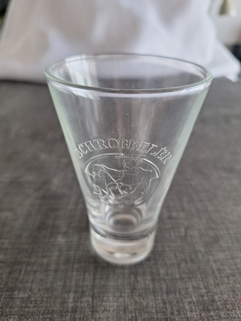 SCHROBBELER glaasje 11 cm hoog, Verzamelen, Ophalen of Verzenden, Zo goed als nieuw, Borrel- of Shotglas