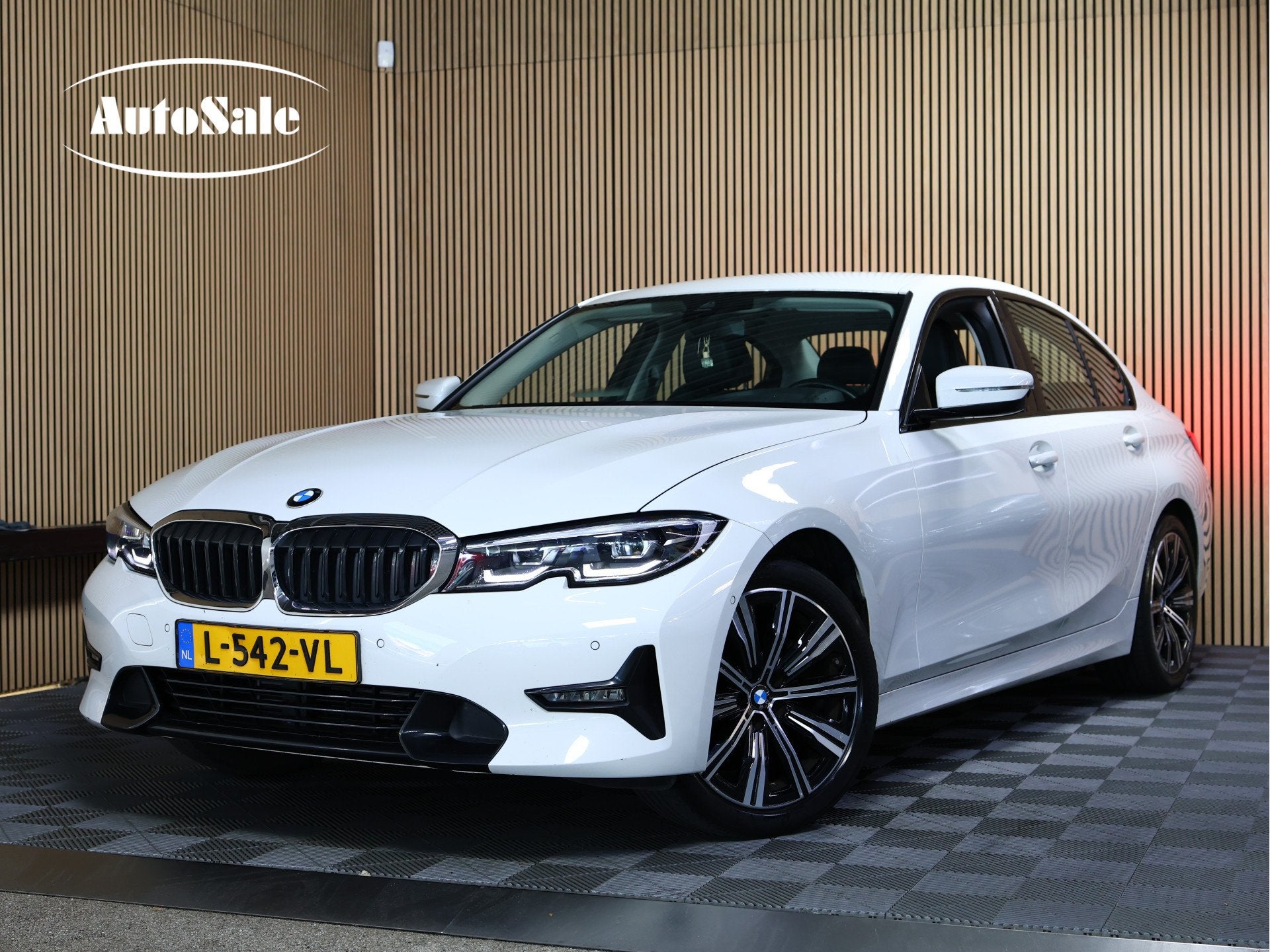 BMW 3 Serie 318i Business Edition AVM SPORTLEDER NAVI CARPLA, Automaat, 1998 cc, Achterwielaandrijving, Euro 6