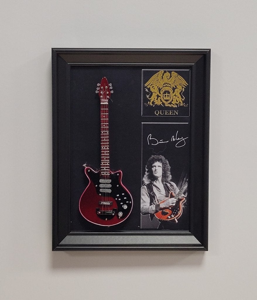 Brian May Queen miniatuur gitaar op lijst wanddeco decoratie