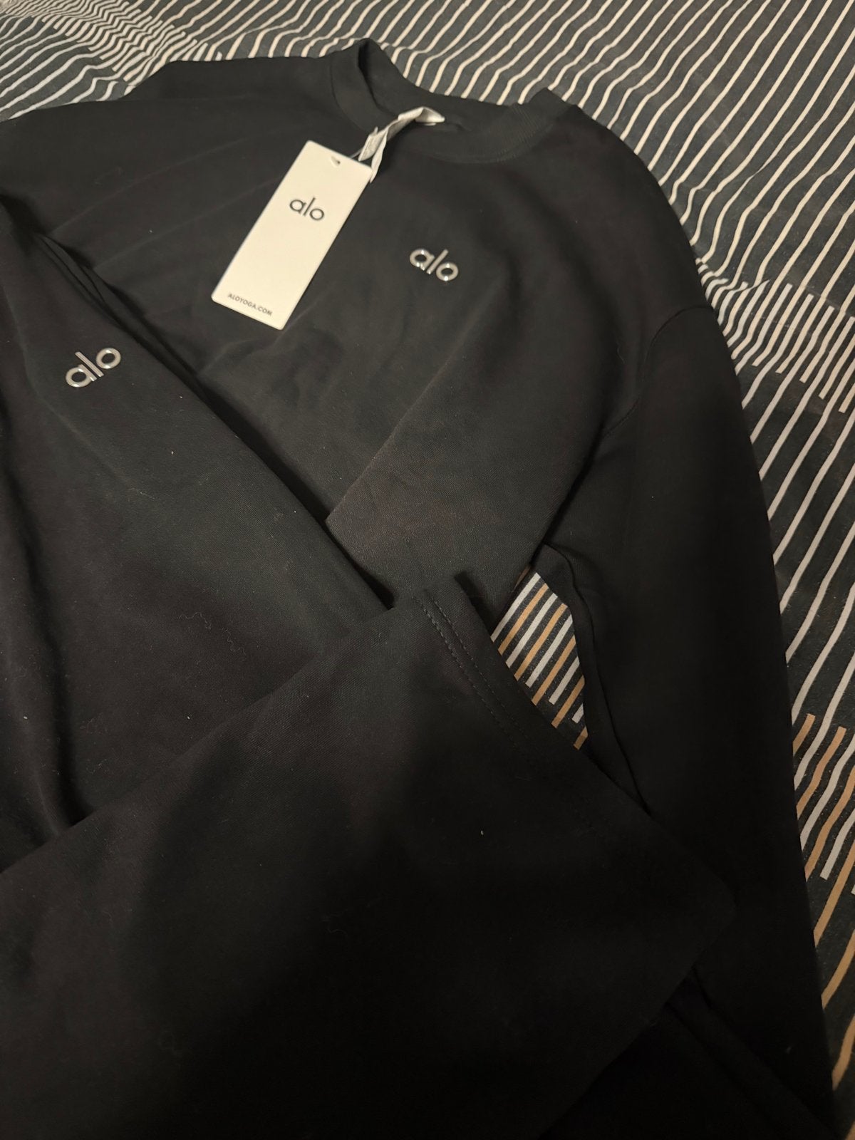 Alo Yoga Trainingspak Zwart - Nieuw met labels, Kleding | Heren, Overige Herenkleding, Verzenden, Nieuw