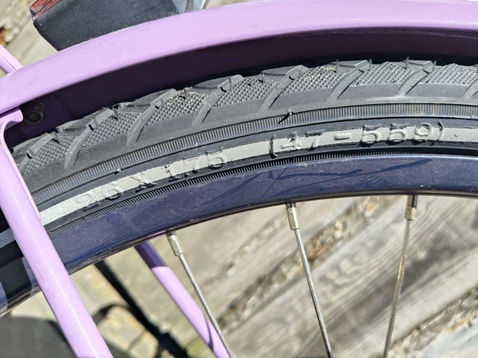 Mooie en nette meisjesfiets Continu paars/roze met mand, Ophalen, Terugtraprem, 24 inch, Zo goed als nieuw
