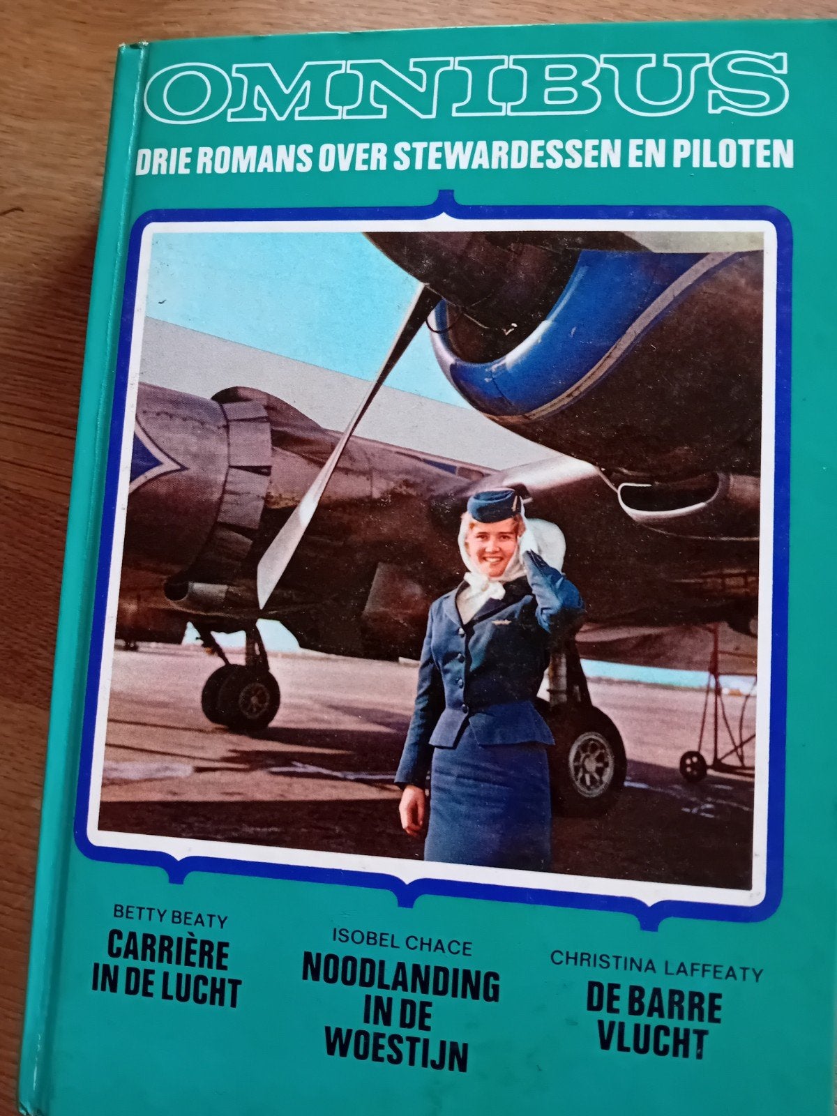 Omnibus over piloten en stewardessen., Ophalen of Verzenden