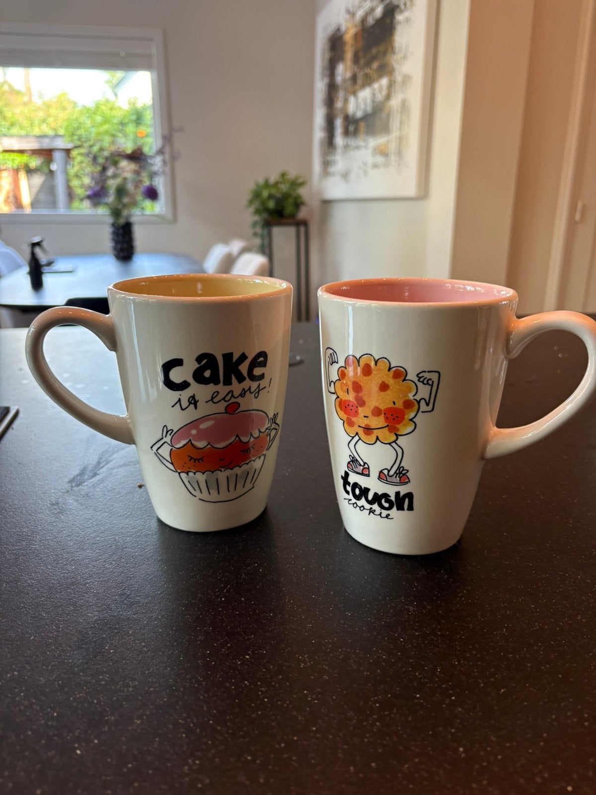 Blond mokken met 'Cake is easy' en 'Tough cookie', Ophalen of Verzenden, Steen/keramiek, Meerkleurig, Overige merken
