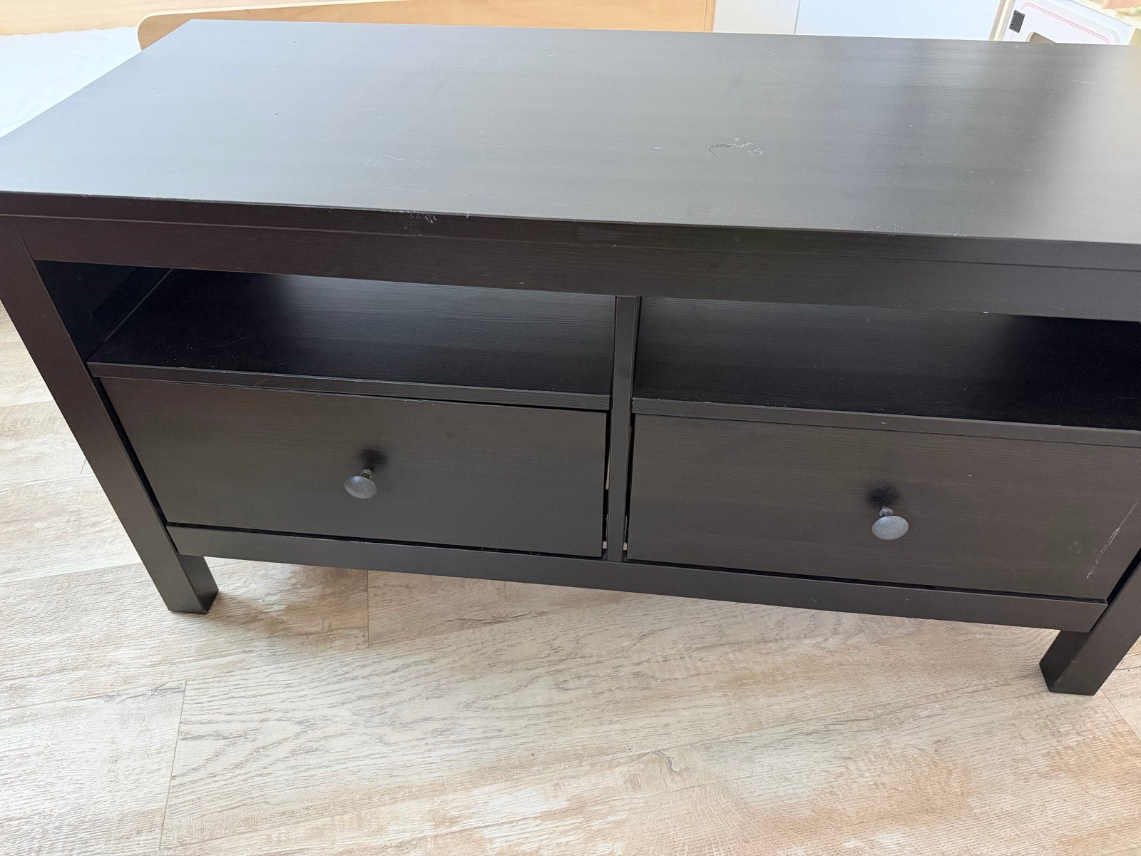 GRATIS - IKEA Hemnes nachtkastje en tv-meubel, zwart, Huis en Inrichting, Ophalen, Gebruikt, 100 tot 150 cm, Minder dan 100 cm