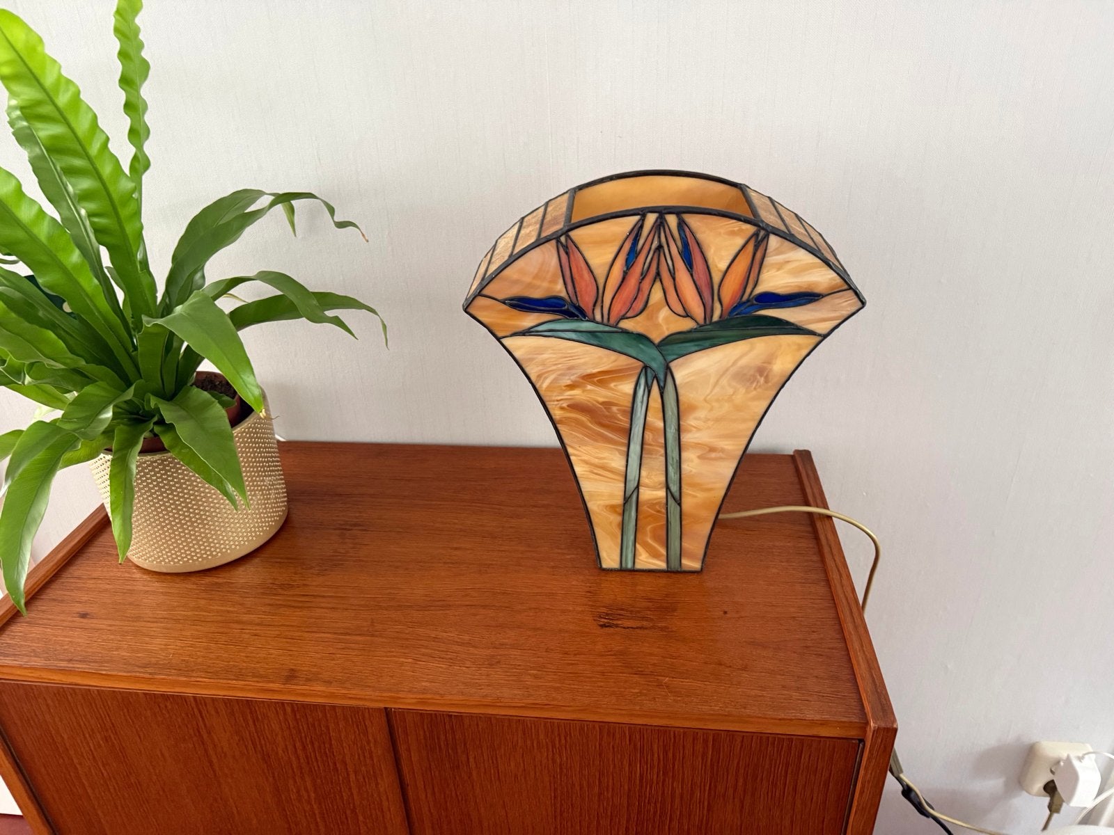 Art Deco Tiffany Stijl Tafellamp met Vogelparadijs Bloem, Ophalen, Zo goed als nieuw, Glas
