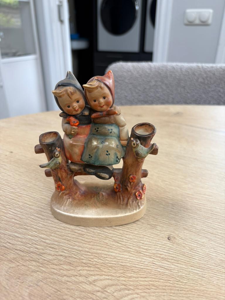 Vintage Hummel beeldje: Twee kinderen op bankje, Verzamelen, Beelden en Beeldjes, Ophalen, Gebruikt, Hummel
