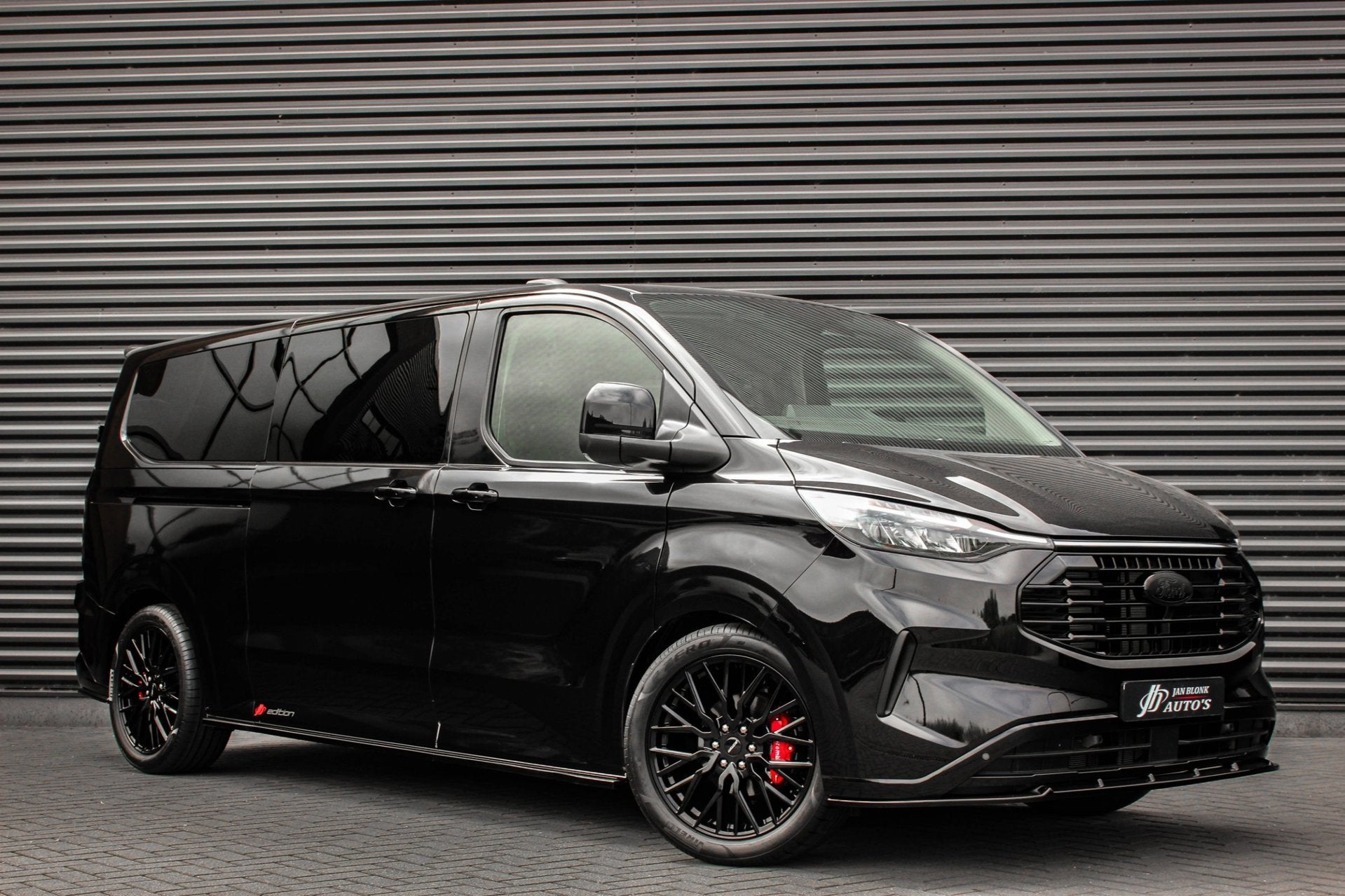 Ford TRANSIT CUSTOM 2.0 TDCI L2H1 170PK Limited DC / DUBBEL, Auto's, Bestelauto's, Dealer onderhouden, 2500 kg, Zwart, Leder