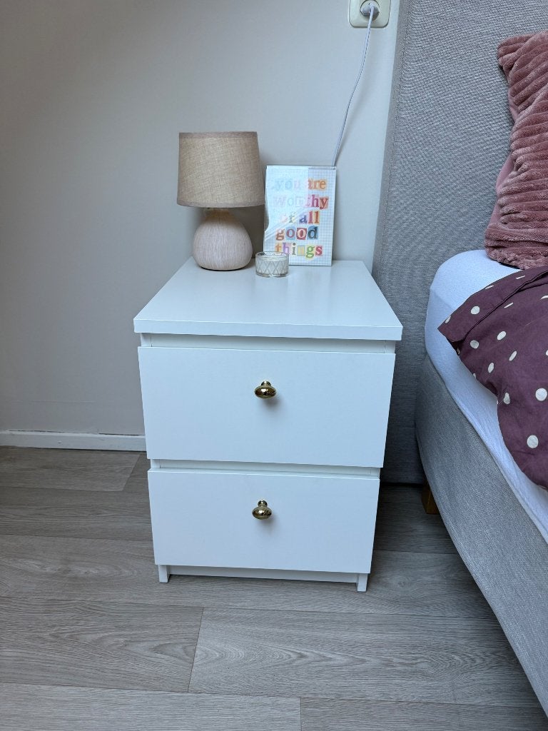 IKEA wit nachtkastje gouden knoppen, Huis en Inrichting, Ophalen, Zo goed als nieuw, Minder dan 45 cm, 55 tot 70 cm