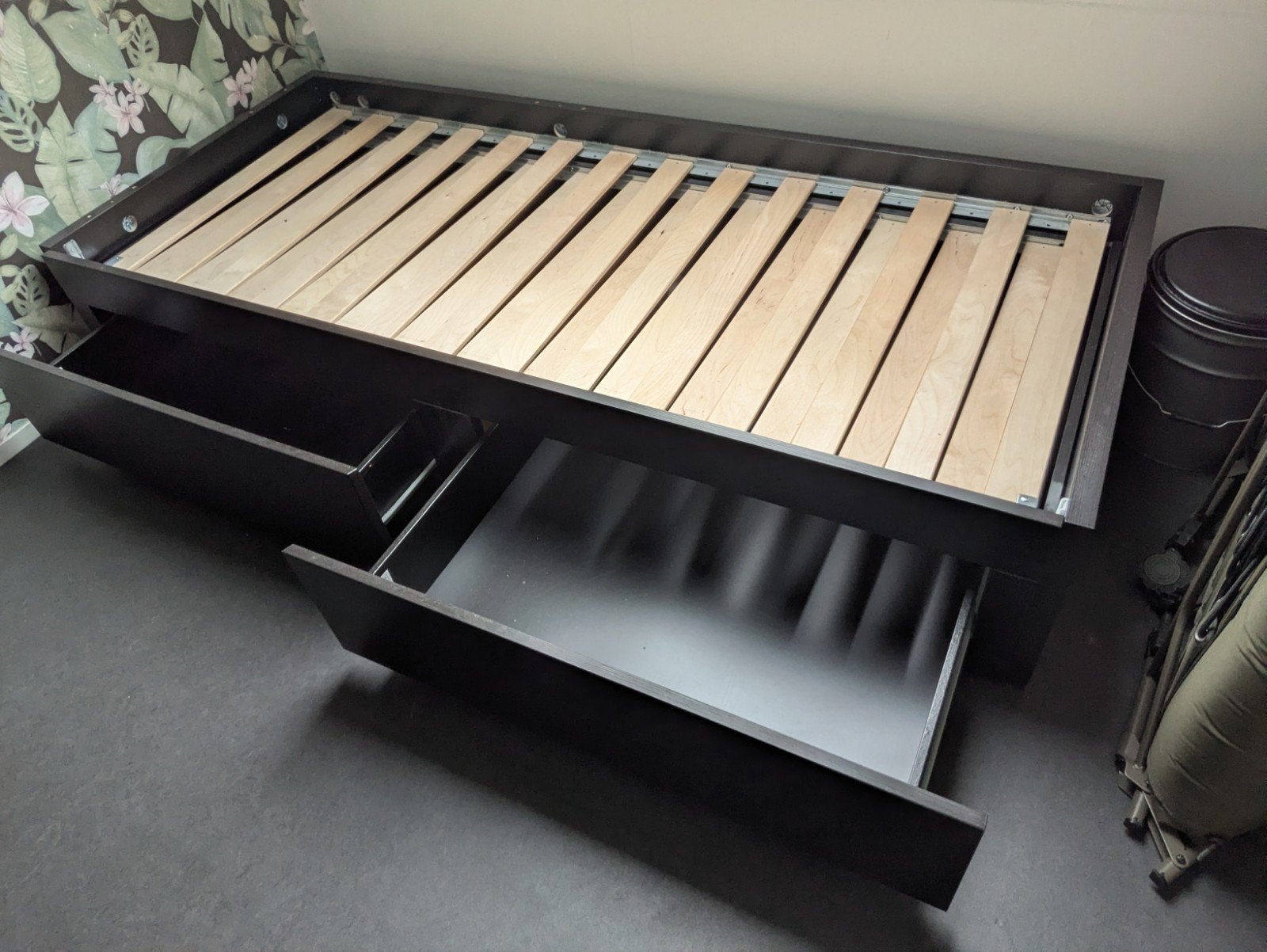 Uitschuifbaar IKEA bed met 1 matras, Huis en Inrichting, Ophalen, Bruin, Zo goed als nieuw, 200 cm