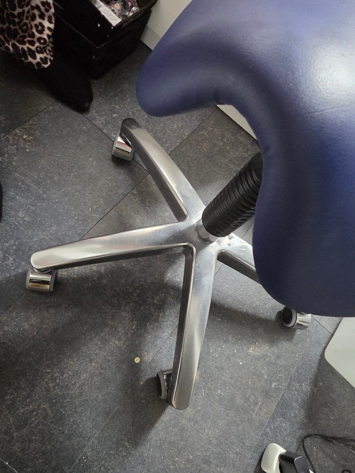 Ergonomische zadelkruk met wieltjes, Ophalen, Zwart, Zo goed als nieuw, Bureaukruk