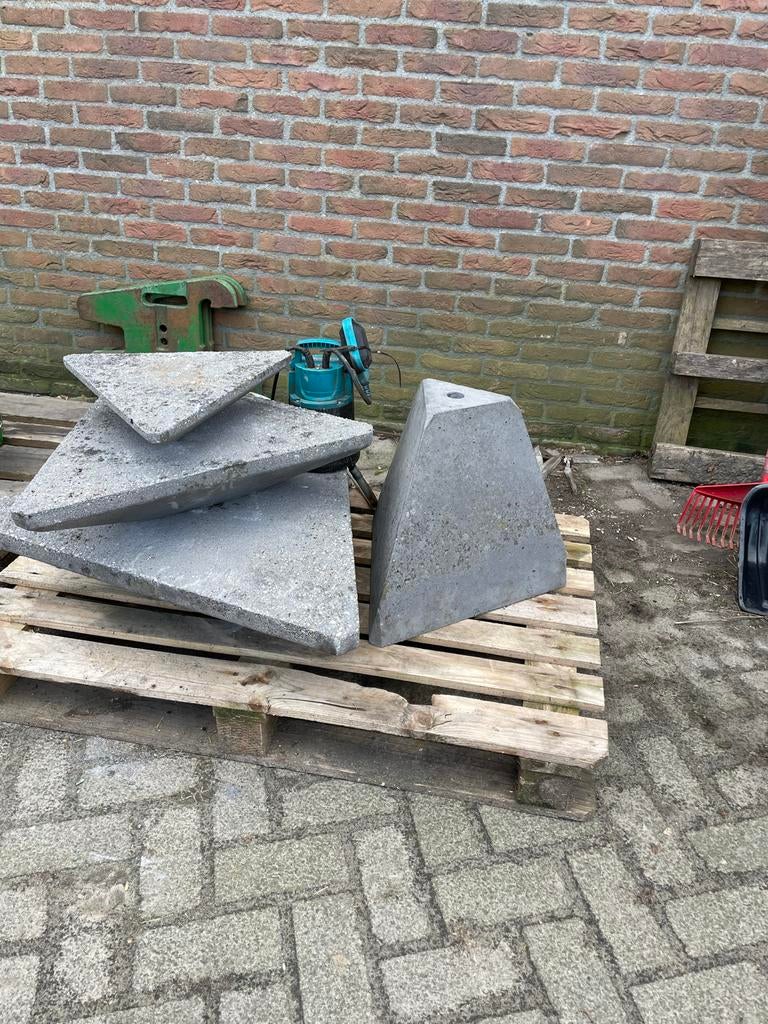 Grijze betonnen fontein, Ophalen of Verzenden, Gebruikt, Beton, Fontein