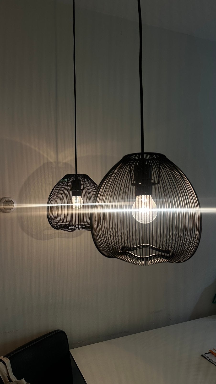 Twee zwarte draad hanglampen / Two black wire hanging lamps