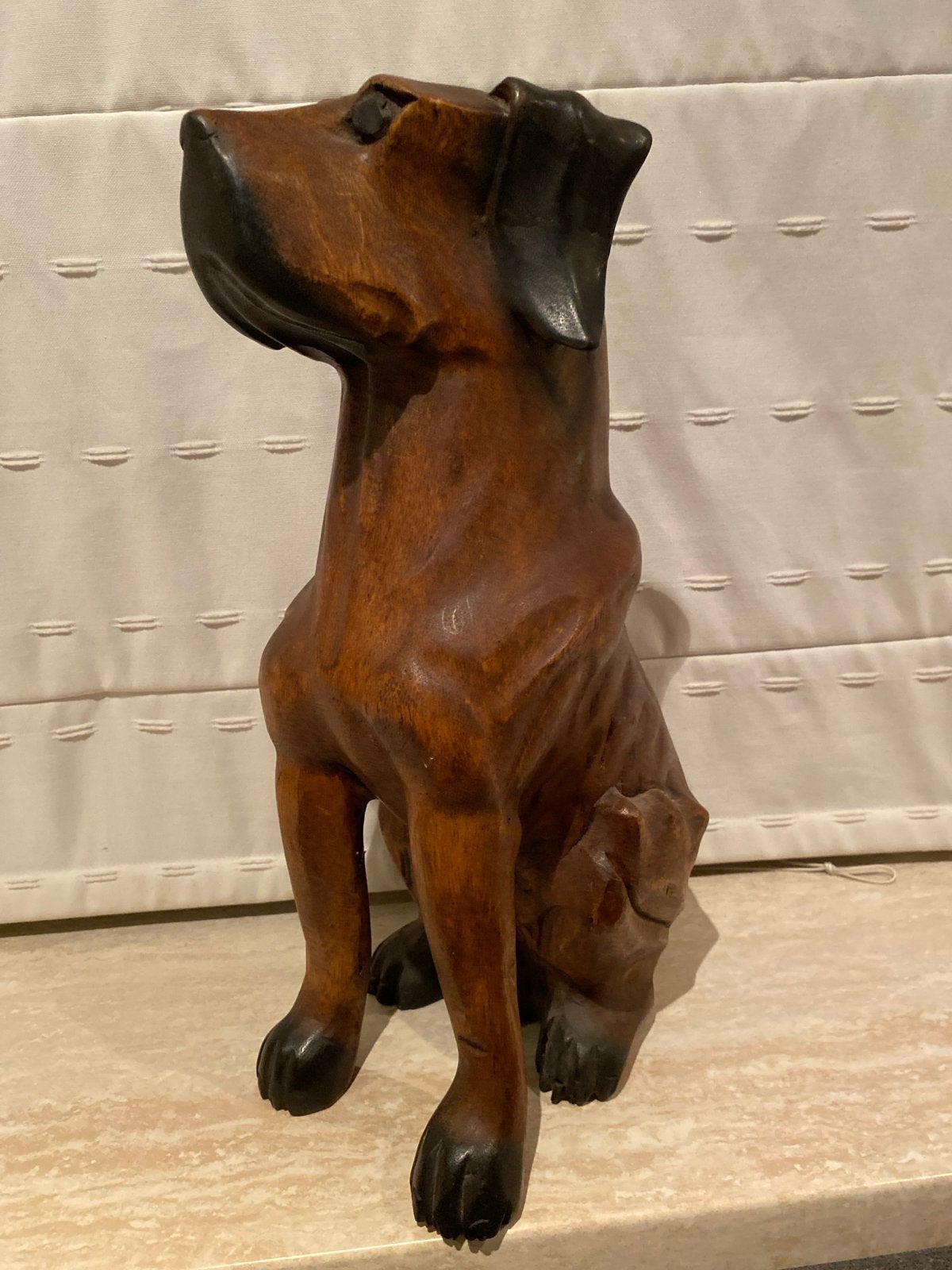 Houten beeld van een zittende hond, Ophalen of Verzenden, 20 - 50 cm, Beeld, Hout