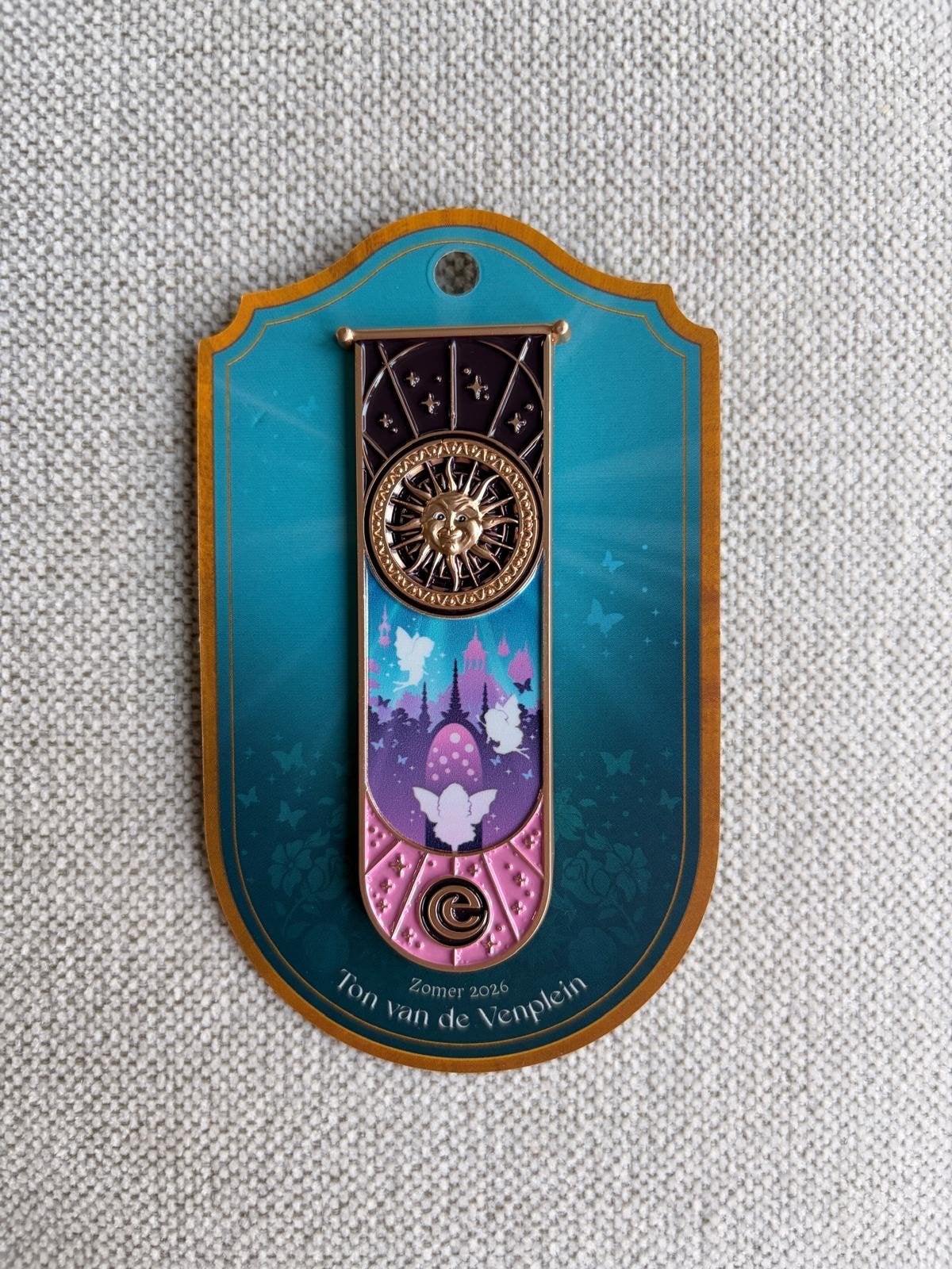 Efteling Pin Zomer 2026 Ton van de Venplein, Ophalen of Verzenden, Nieuw, Button of Speldje