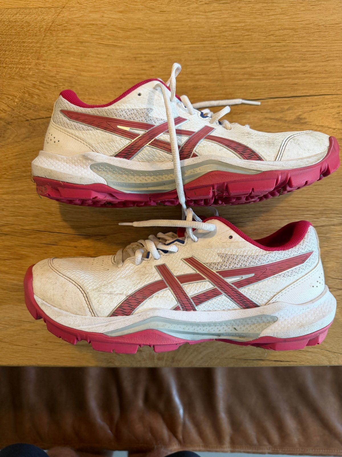 ASICS hockeyschoenen Maat 41.5, Ophalen of Verzenden, Zo goed als nieuw, Wit, Sportschoenen