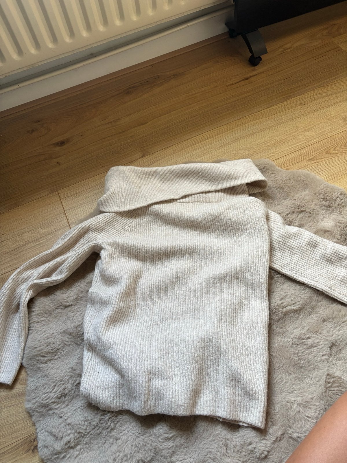 H&M off-shoulder trui, maat XS, beige, Ophalen of Verzenden, Zo goed als nieuw, Maat 34 (XS) of kleiner, Beige