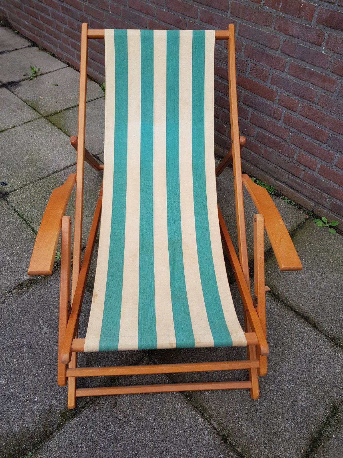 Vintage houten strandstoel met groen-wit gestreepte stof, Ophalen, Gebruikt, Hout, Inklapbaar