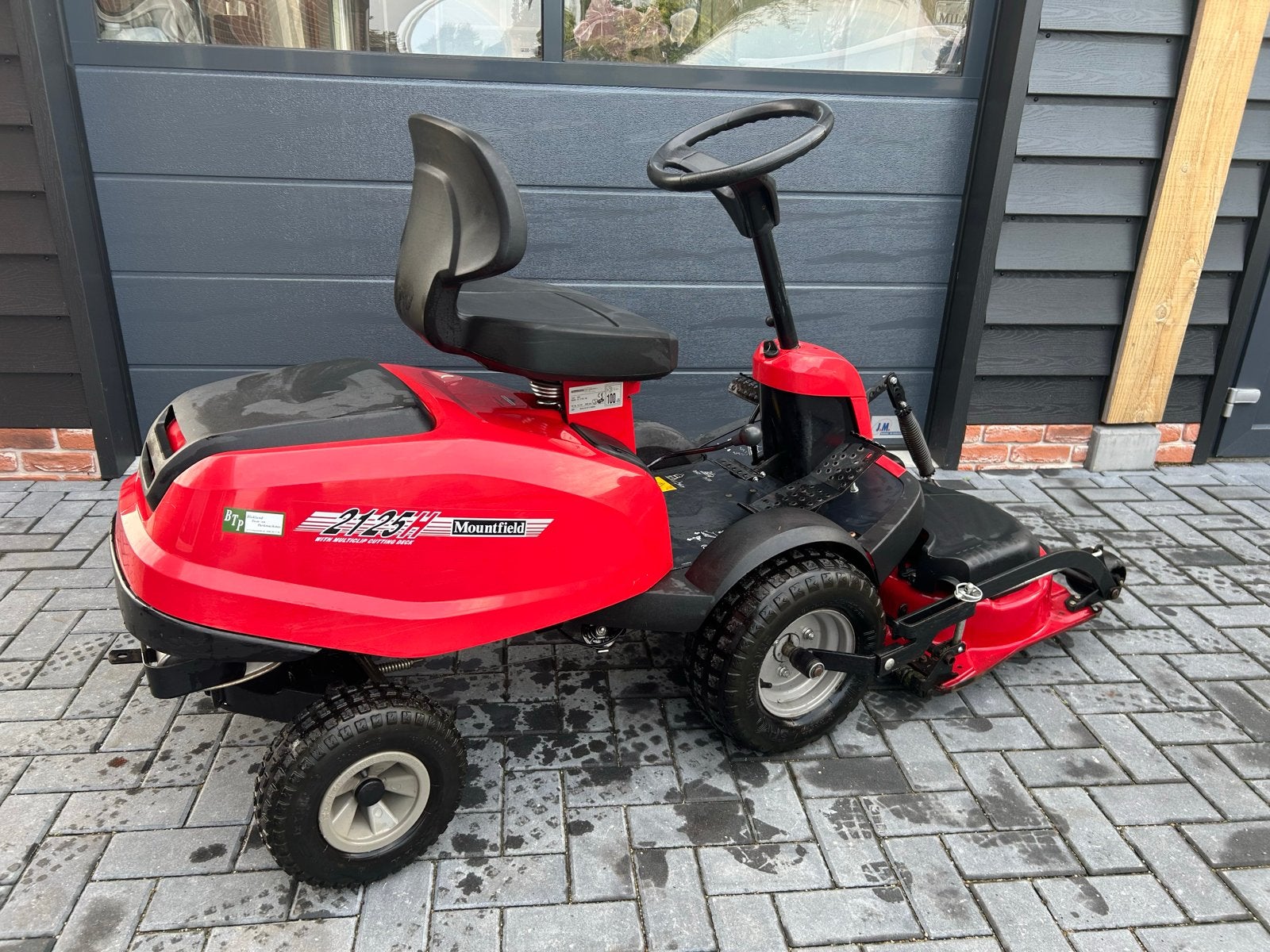 Foto 6 van Mountfield 2125H Zitmaaier - Frontmaaier stiga castel garden