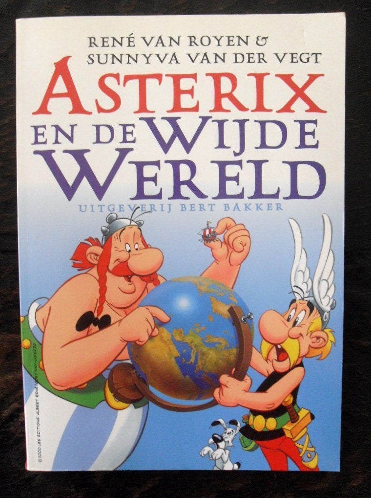 Asterix En De Wijde Wereld Asterix en Obelix Boek, Ophalen of Verzenden, Asterix en Obelix, Zo goed als nieuw, Boek of Spel