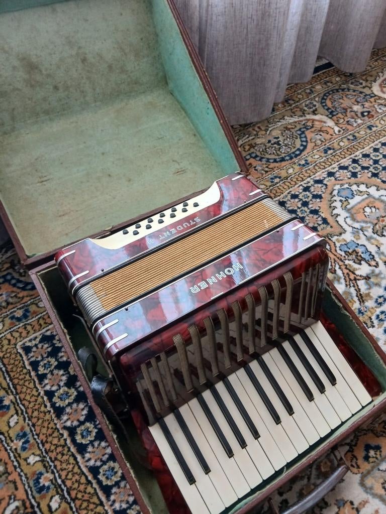 Hohner student ll ,compleet ,vintage toetsaccordeon, Gebruikt, 32-bas, Ophalen of Verzenden, Met koffer