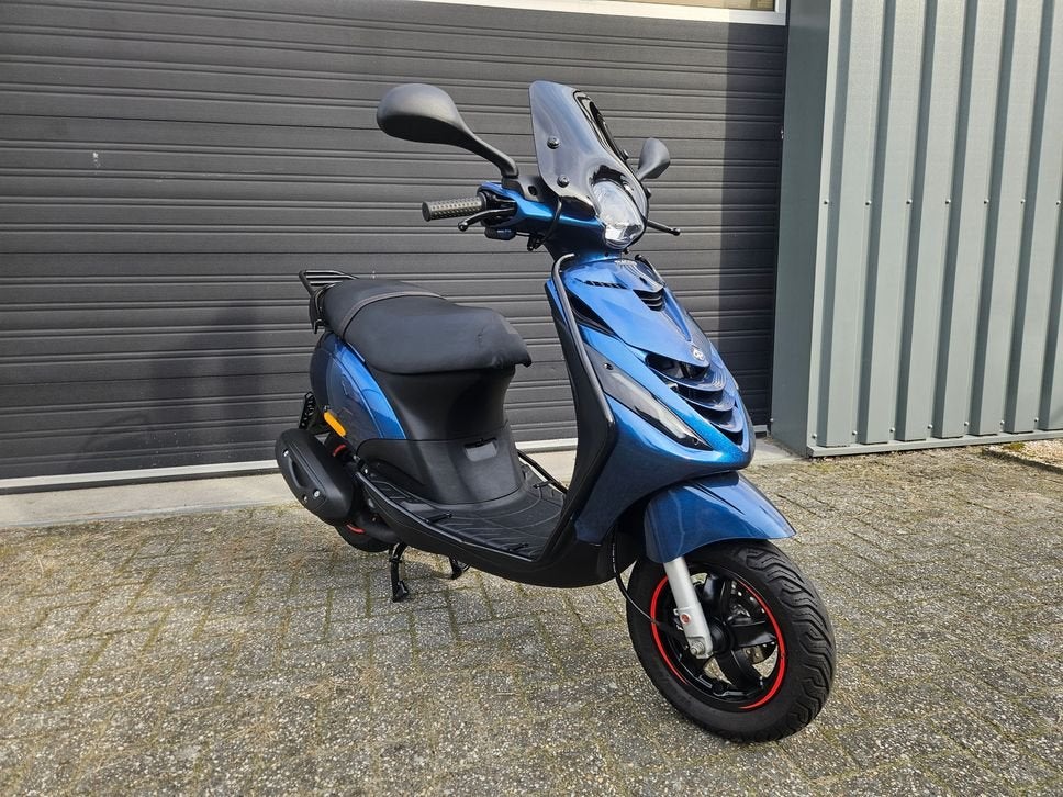 PIAGGIO ZIP 50 4T E5 BROM 2023 DIAMOND BLEU 3917KM + OPTIES, PIAGGIO, Onbekend, 49 cc, Onbekend