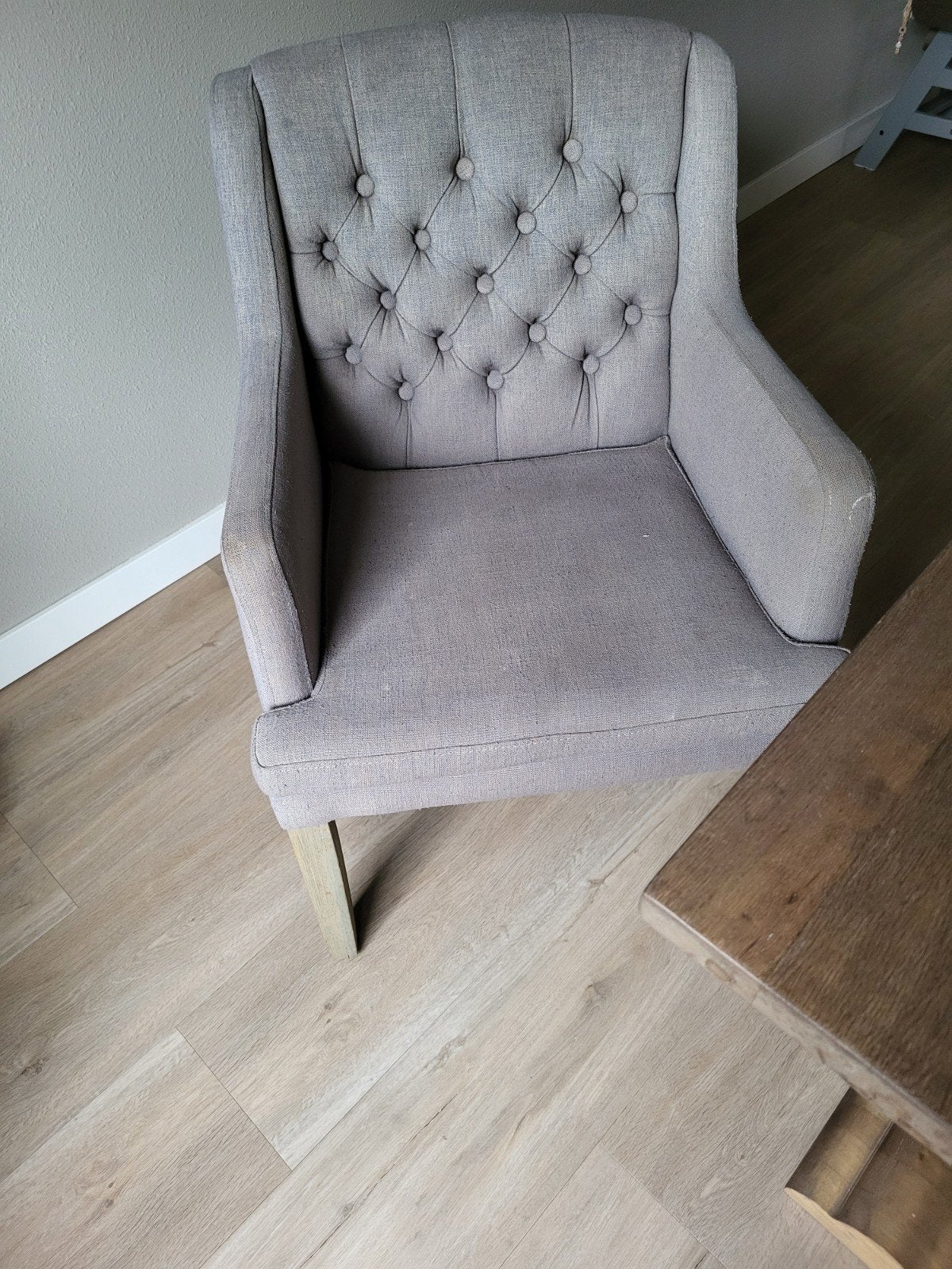 6 gebruikte eetkamerstoelen met vlekken, Huis en Inrichting, Stoelen, Gebruikt, Vijf, Zes of meer stoelen, Hout, Stof, Grijs, Ophalen