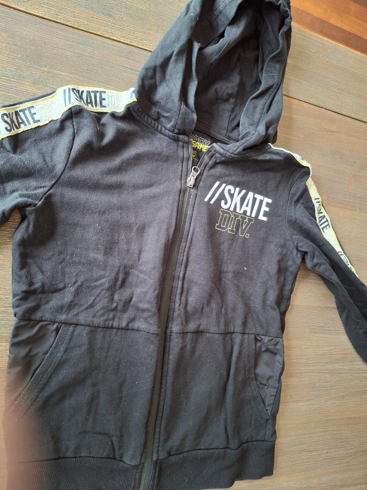 Zwart trainingspak met 'SKATE' opdruk - Maat 140, Kinderen en Baby's, Kinderkleding | Maat 140, Gebruikt, Jongen of Meisje, Skate