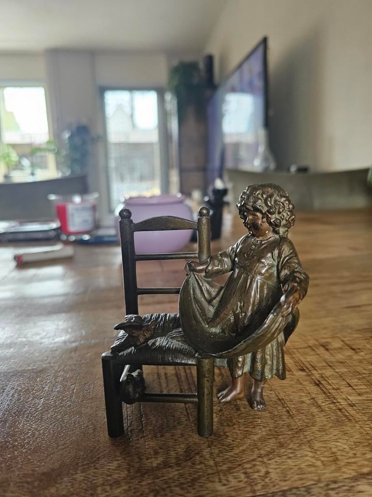 Bronzen beeldje van meisje met stoel, Ophalen of Verzenden