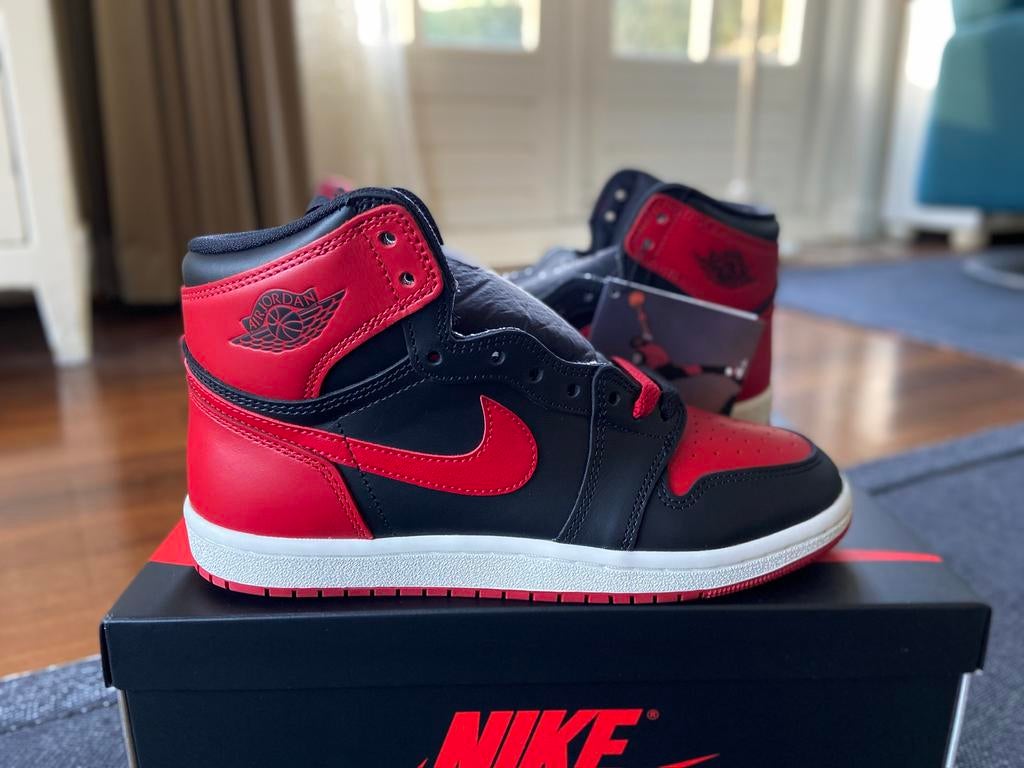 Air Jordan 1 High 85 - Bred 2025 Maat EU 42.5, Ophalen, Nieuw, Sneakers of Gympen