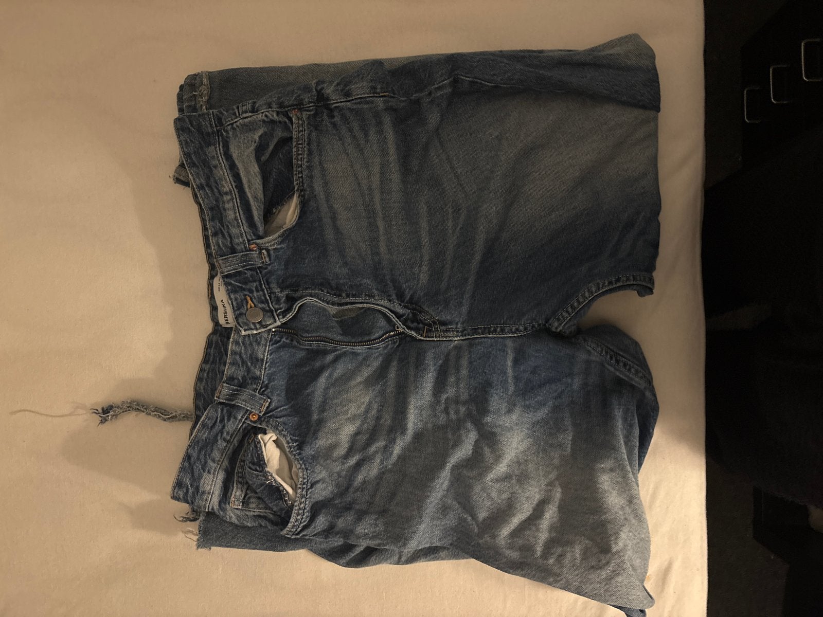 Bershka jeans met lichte snede op rechterbeen, Ophalen of Verzenden, Gedragen, Blauw, Overige jeansmaten