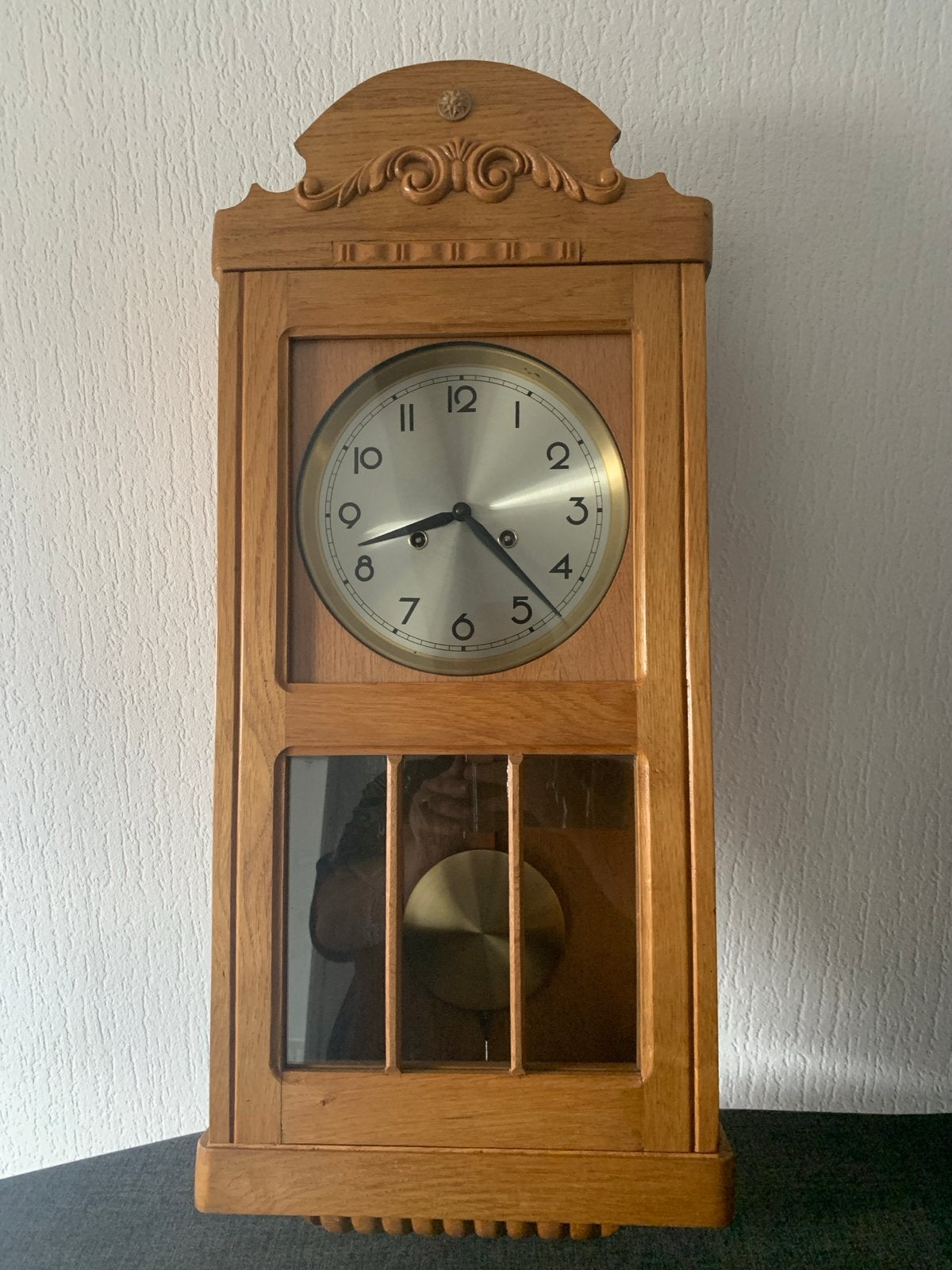 Antieke houten wandklok met slinger, Ophalen