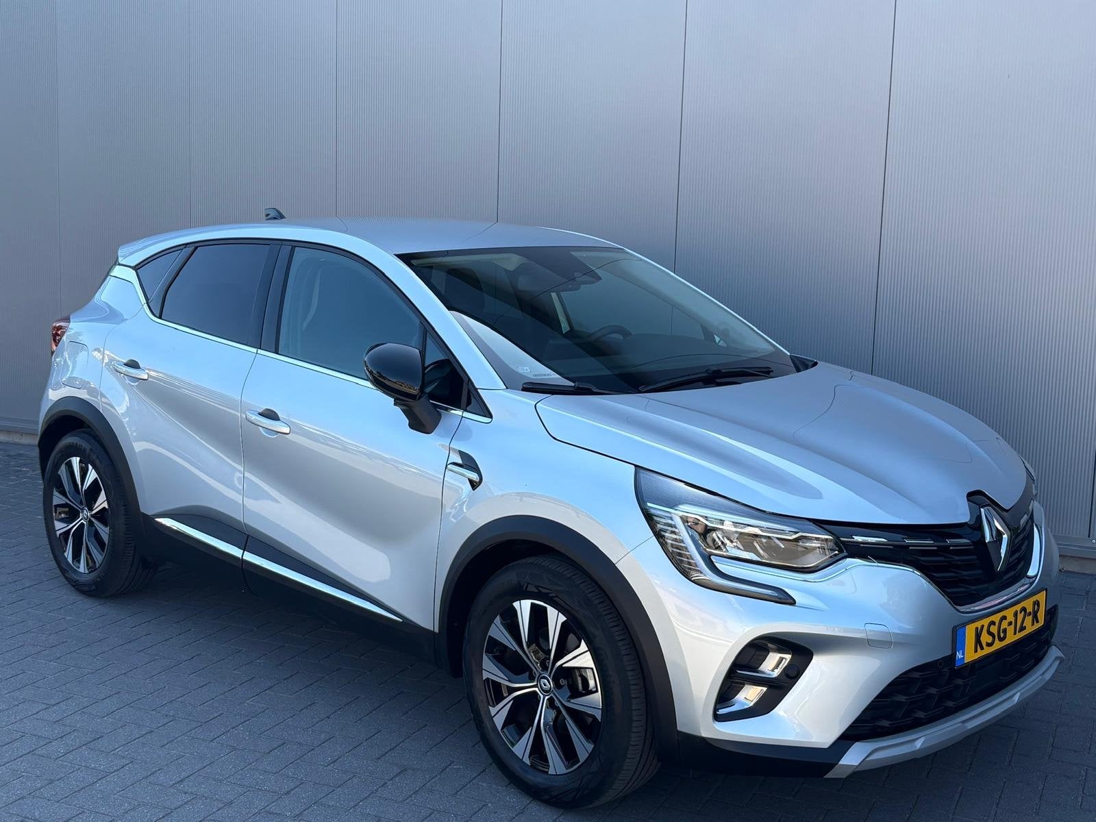 Renault Captur 1.6 E-Tech Hybrid 145PK Automaat Techno Trekh, Gebruikt, 4 cilinders, 715 kg, Leder en Stof