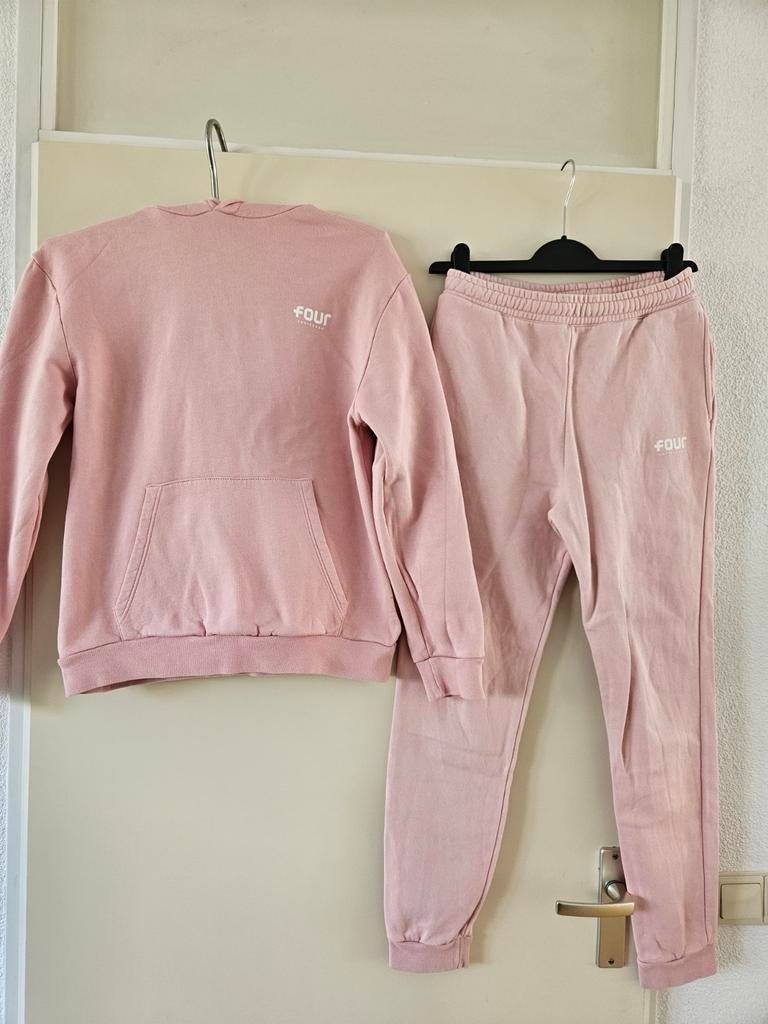 Prachtig roze trainingspak FOUR 14-16jr (nieuwwaarde 198€), Ophalen of Verzenden, Zo goed als nieuw, Meisje, Sport- of Zwemkleding