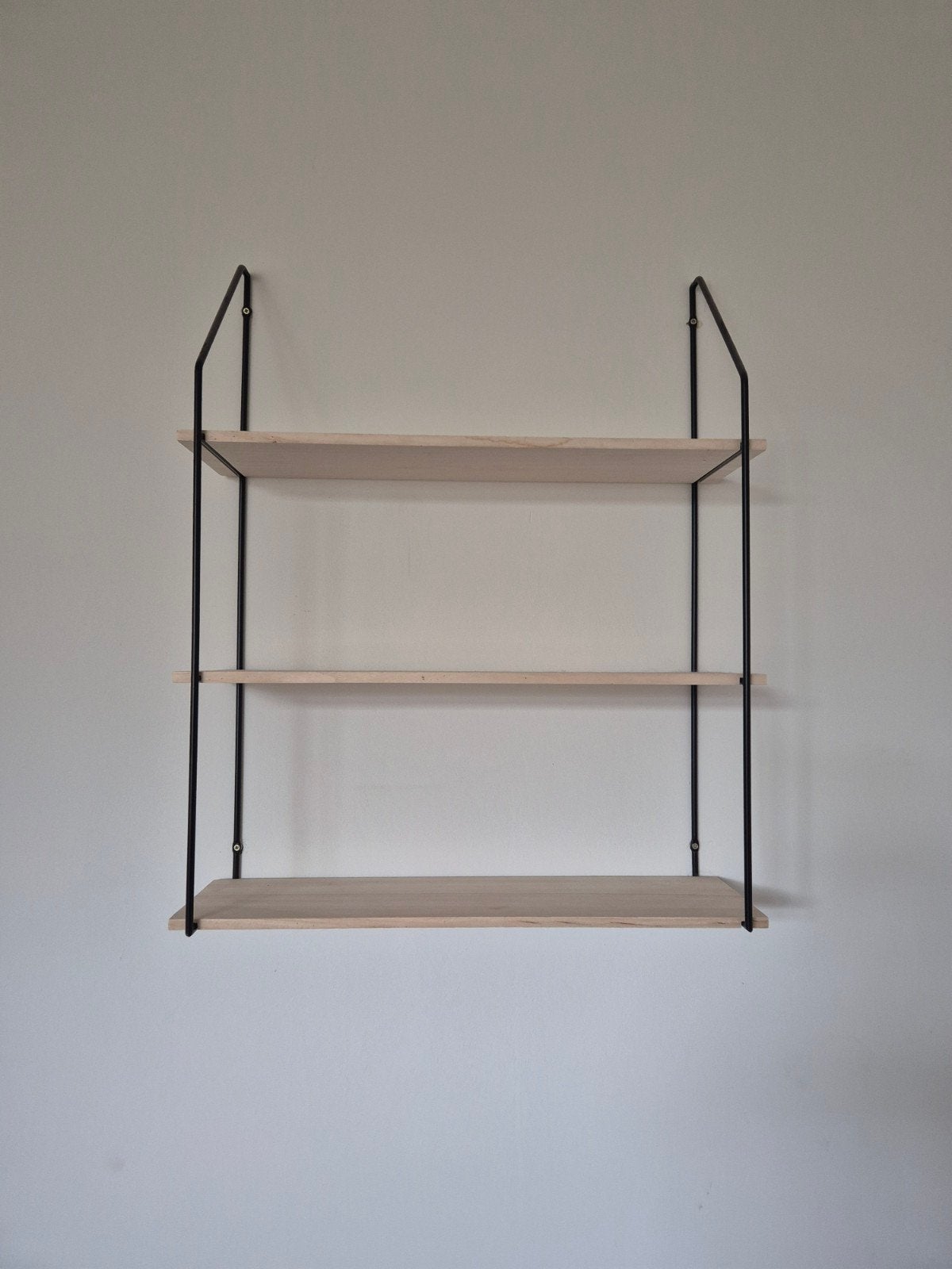 Wandrek met 3 planken Jysk - Zwart metaal en licht hout, Huis en Inrichting, Woonaccessoires | Wandplanken en Boekenplanken, Ophalen