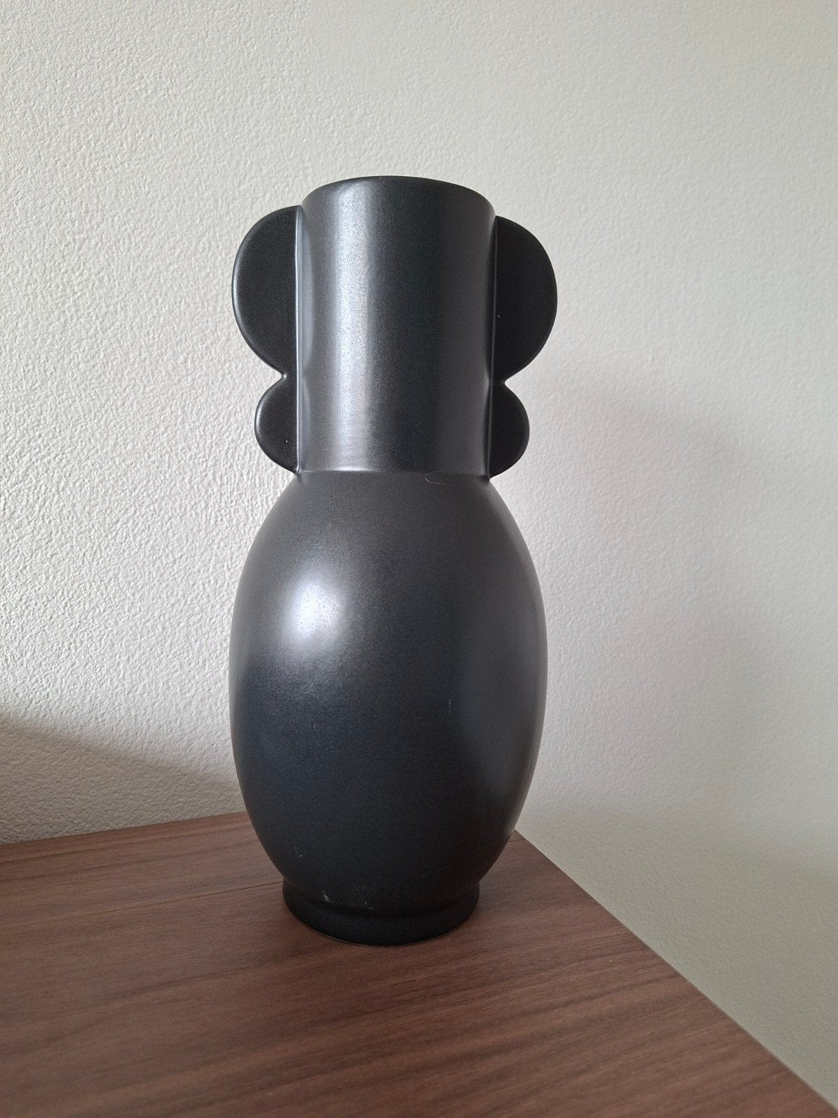Moderne zwarte vaas van 28 cm hoog, Ophalen of Verzenden, Nieuw, Zwart, Steen/keramiek