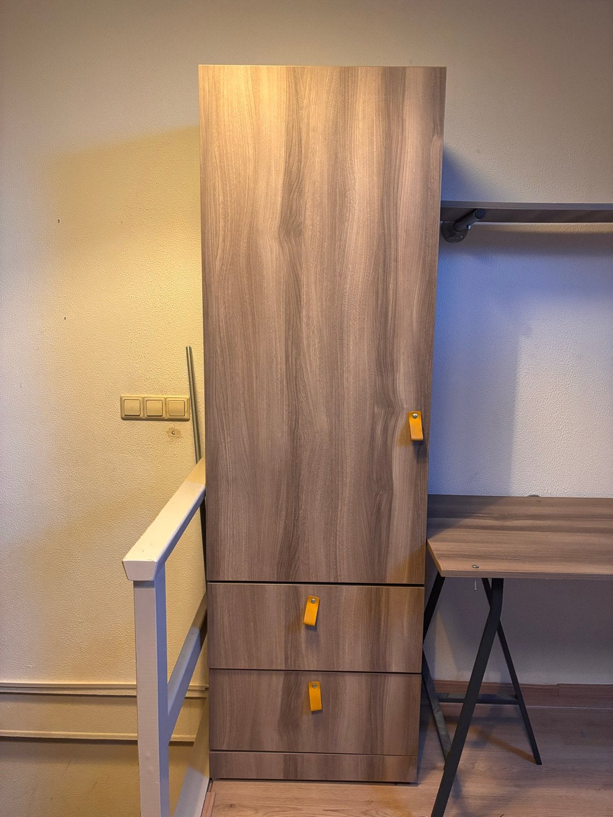 Kledingkast en bureau en muurplank - Zelfde kleur, Ophalen, Gebruikt