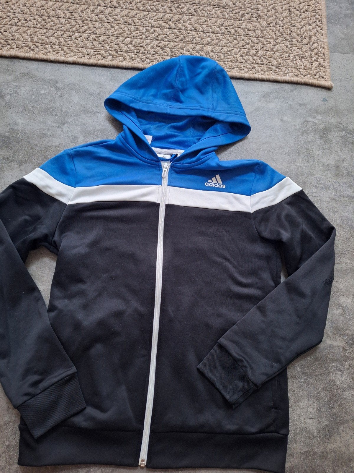 Mooie sportvestje van Adidas maat 164! zwart/blauw/wit, Adidas, Sport- of Zwemkleding, Ophalen of Verzenden, Zo goed als nieuw