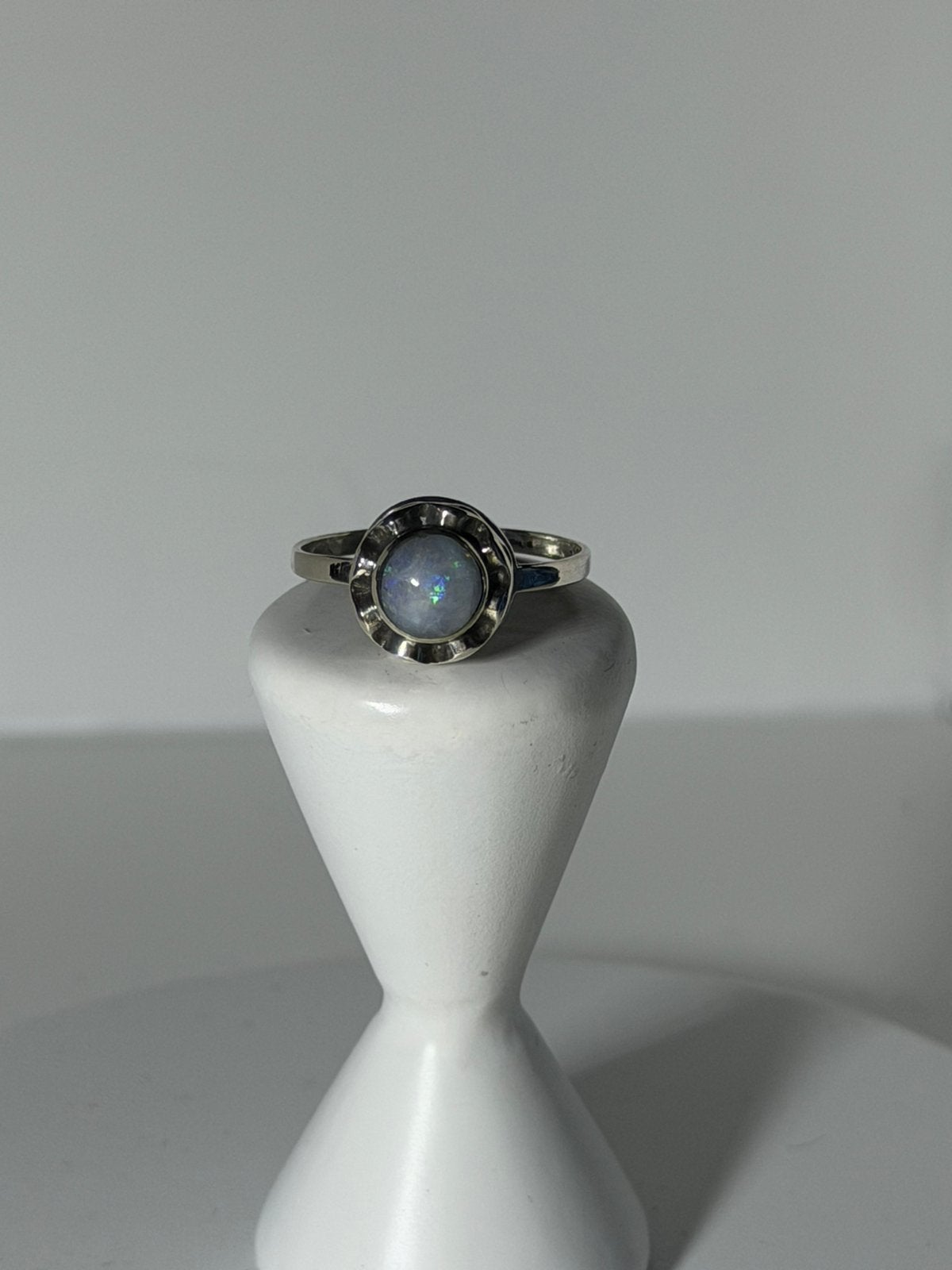 Zilveren ring met Australische opaal ( RM 18 ), Ophalen of Verzenden, Zo goed als nieuw, 17 tot 18, Met edelsteen