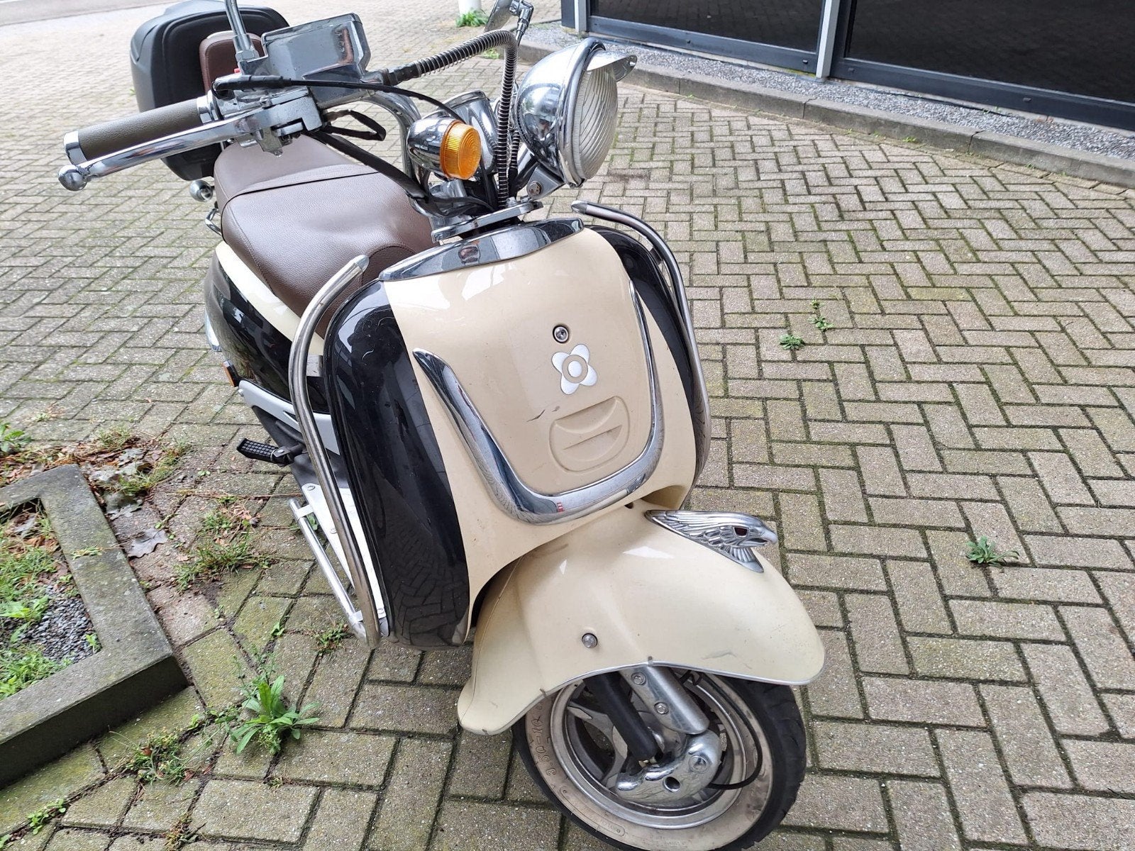 te koop AGM scooter, goed onderhouden, zwart creme kleurig., Fietsen en Brommers, Gebruikt, Benzine, Ophalen, Overige merken