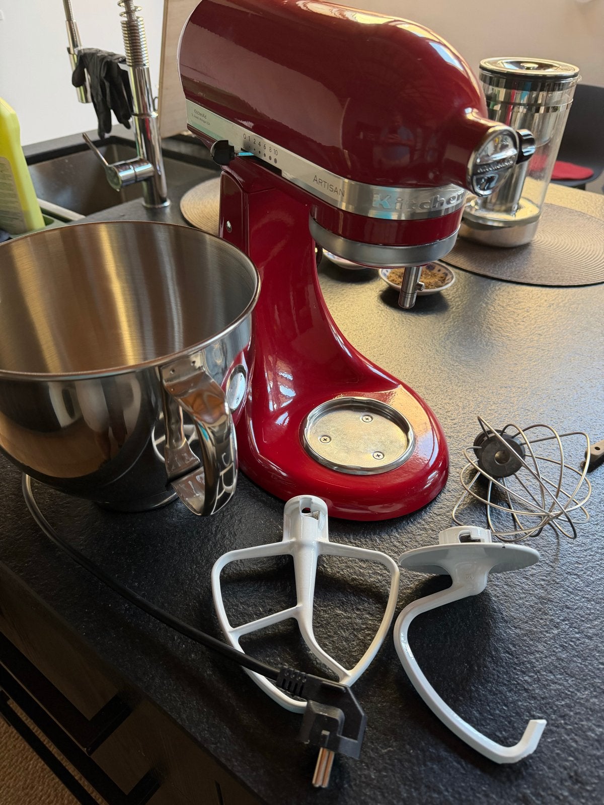 KitchenAid Artisan Keukenmixer - Rood Red, Ophalen, 4 liter of meer, 3 snelheden of meer, Zo goed als nieuw