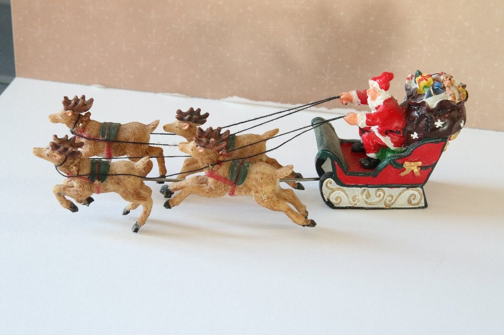 Kerstman in slee met rendieren voor kerstdorp, Diversen, Ophalen of Verzenden, Gebruikt