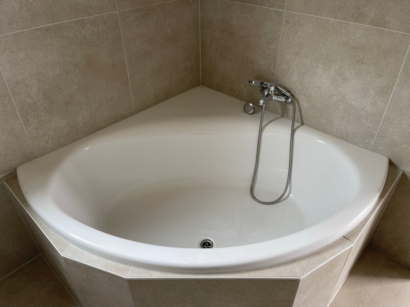 Hoekbad 135x135 cm - Compact en Ruim, Ophalen, Gebruikt, Bad