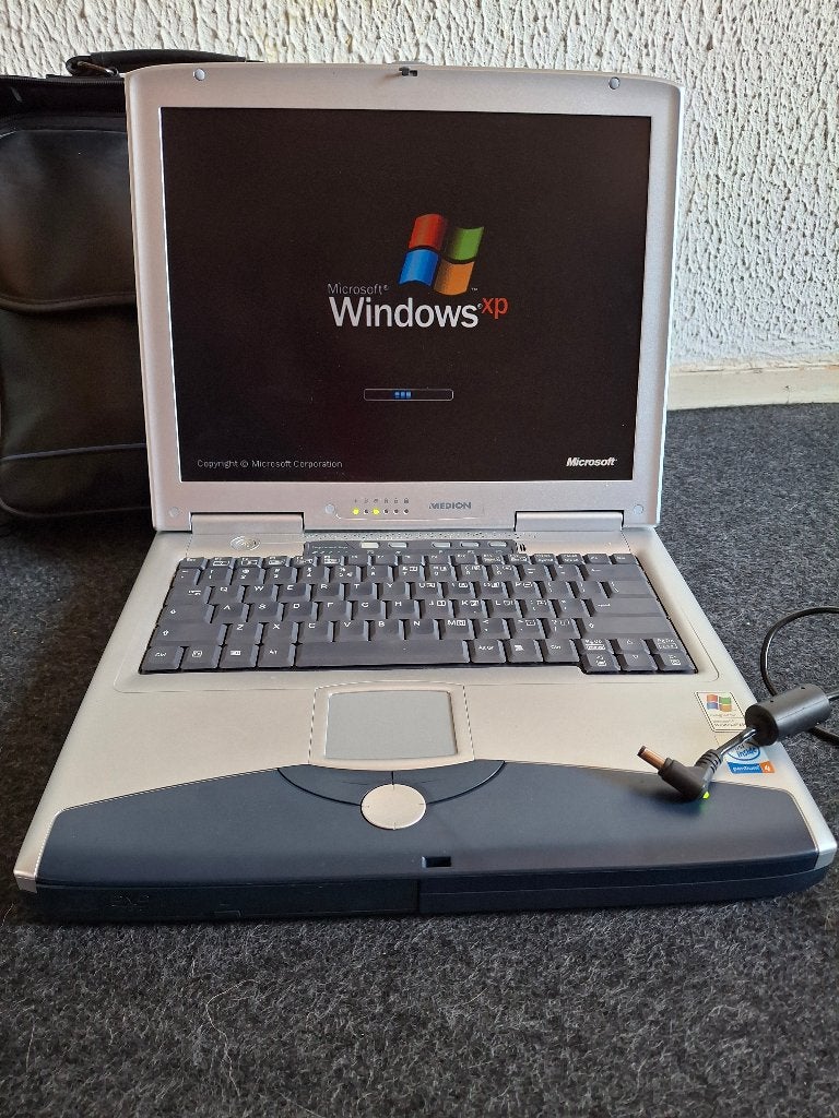 Medion MD 9783 met Windows XP met tas, software en boekjes, Computers en Software, Vintage Computers, Ophalen of Verzenden