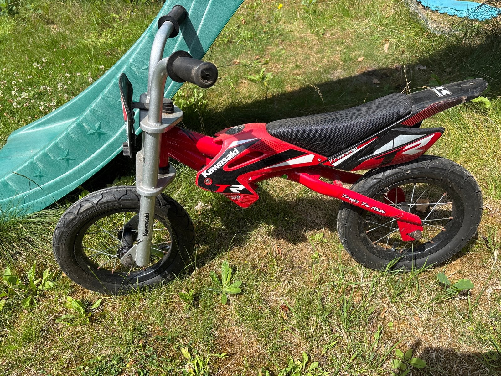 Kawasaki loopfiets rood - Ideaal voor jonge avonturiers, Fietsen en Brommers, Ophalen of Verzenden, Zo goed als nieuw, Minder dan 16 inch