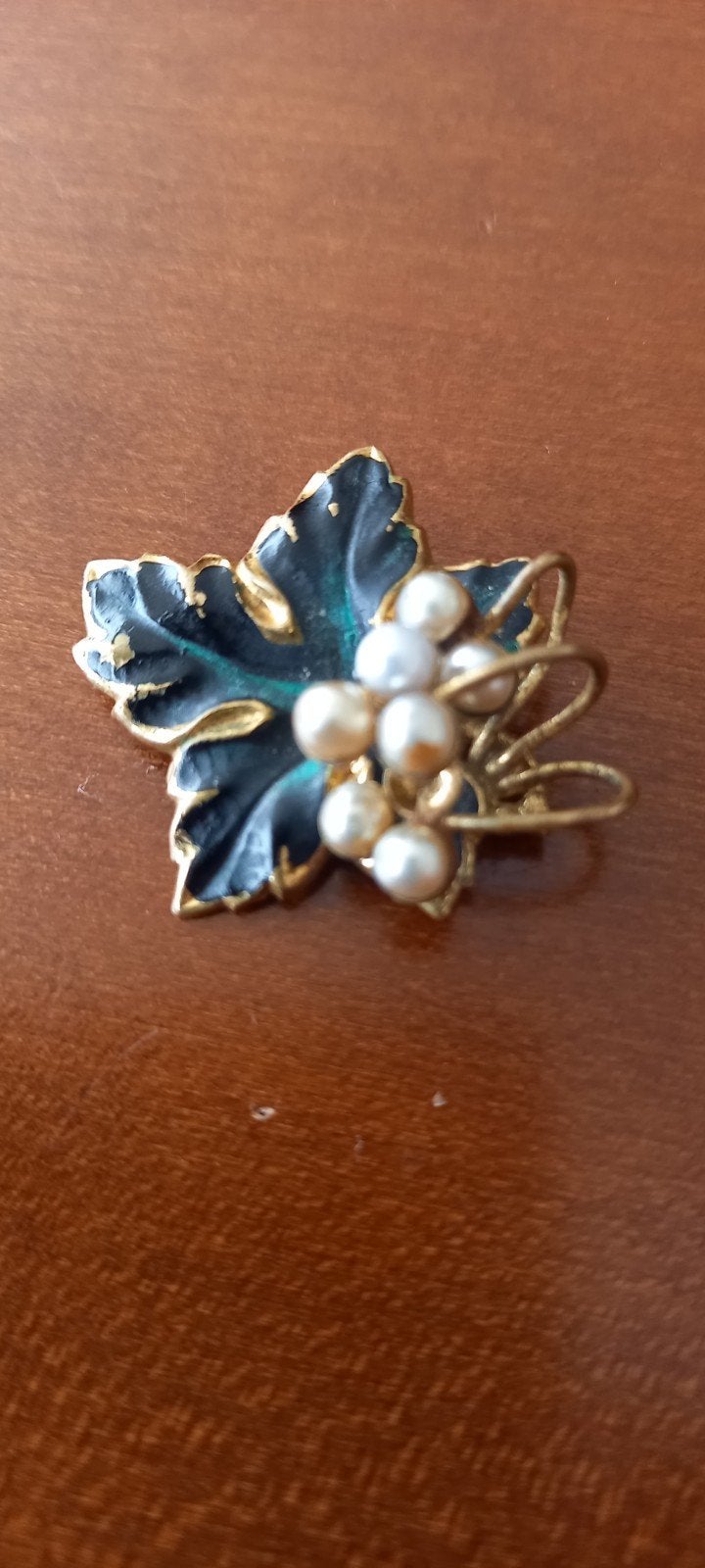 Prachtige goudkl. broche druivenblad met pareldruifjes, Gebruikt, Minder dan 4 cm, Ophalen of Verzenden, Met parel