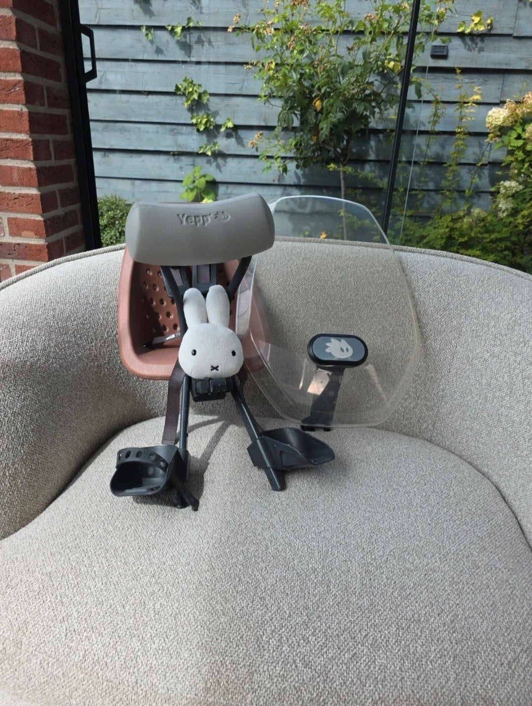 Thule Yepp Mini Voorzitje Terracotta met Windscherm, Ophalen, Voetsteuntjes, Voorzitje, Zo goed als nieuw
