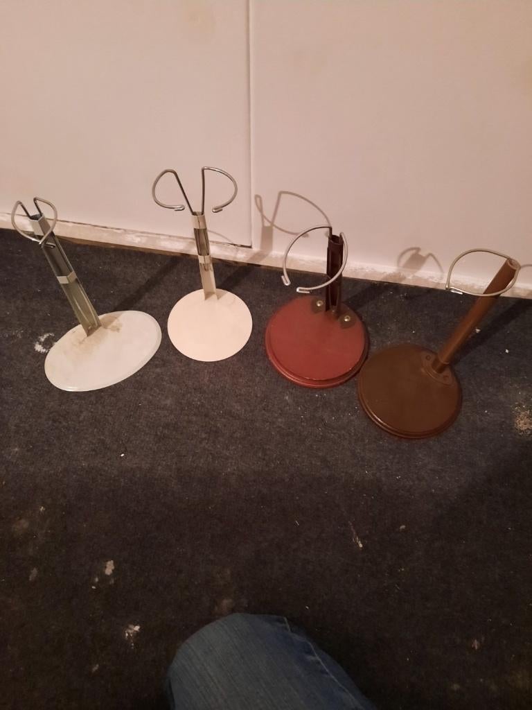 4 x poppen standaards 2 wit metaal 2 hout 1x licht 1x donker, Ophalen of Verzenden, Zo goed als nieuw, Accessoires