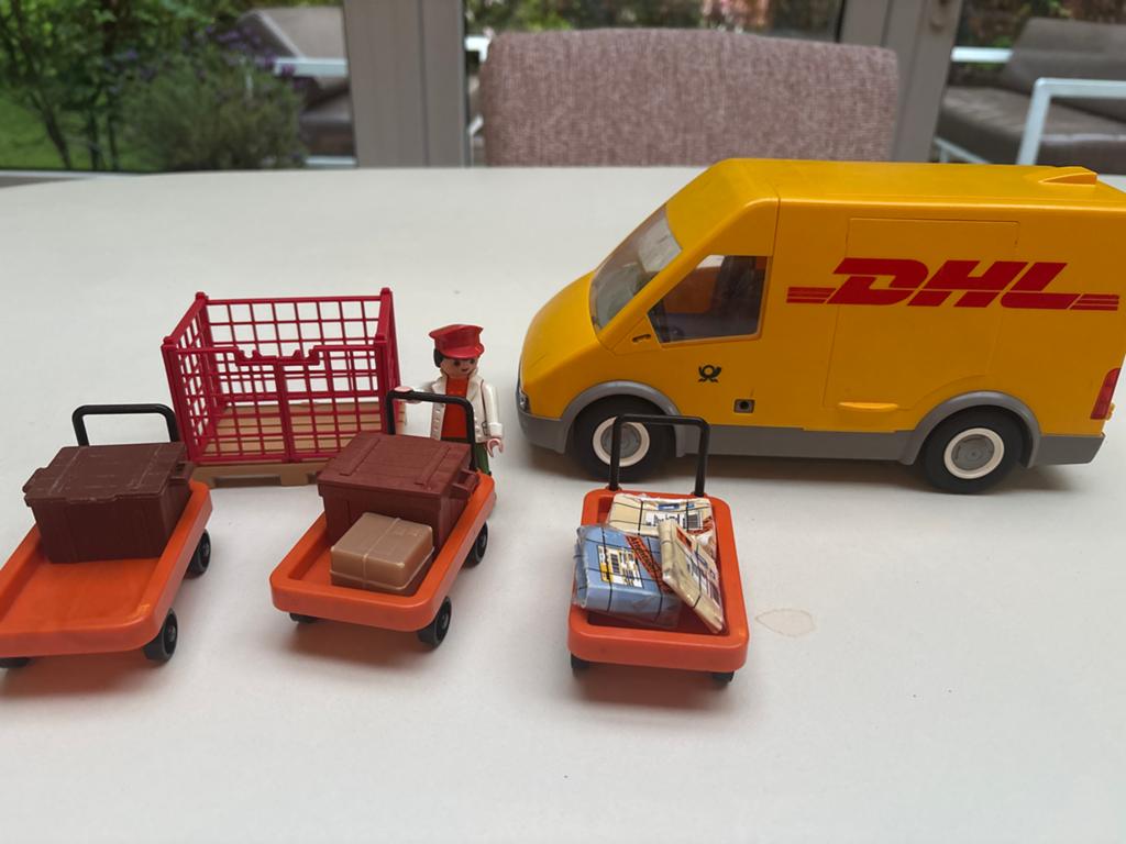 Playmobil DHL post set met busje, poppetje en accessoires, Hobby en Vrije tijd, Modelauto's | 1:32, Ophalen of Verzenden, Gebruikt